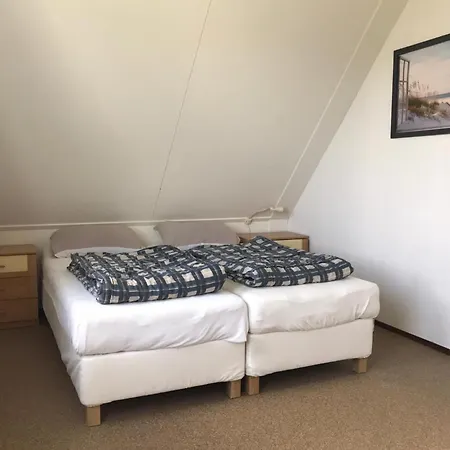 بيت للعطل For 6 People, Near The